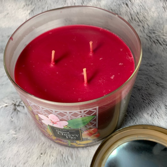 Sweet Cherry Pie 3-Wick Candle from Bath & Body Works (2018) BBW - Picture 2 of 3